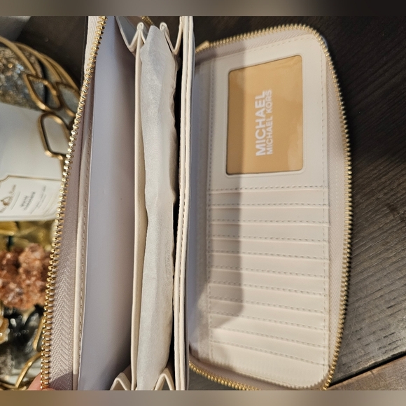Michael Kors Large Signature Logo and Metallic Continental Wallet. - Picture 7 of 8